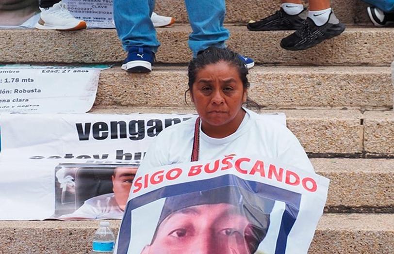 Madre protesta por desaparición de jóvenes en Jalisco