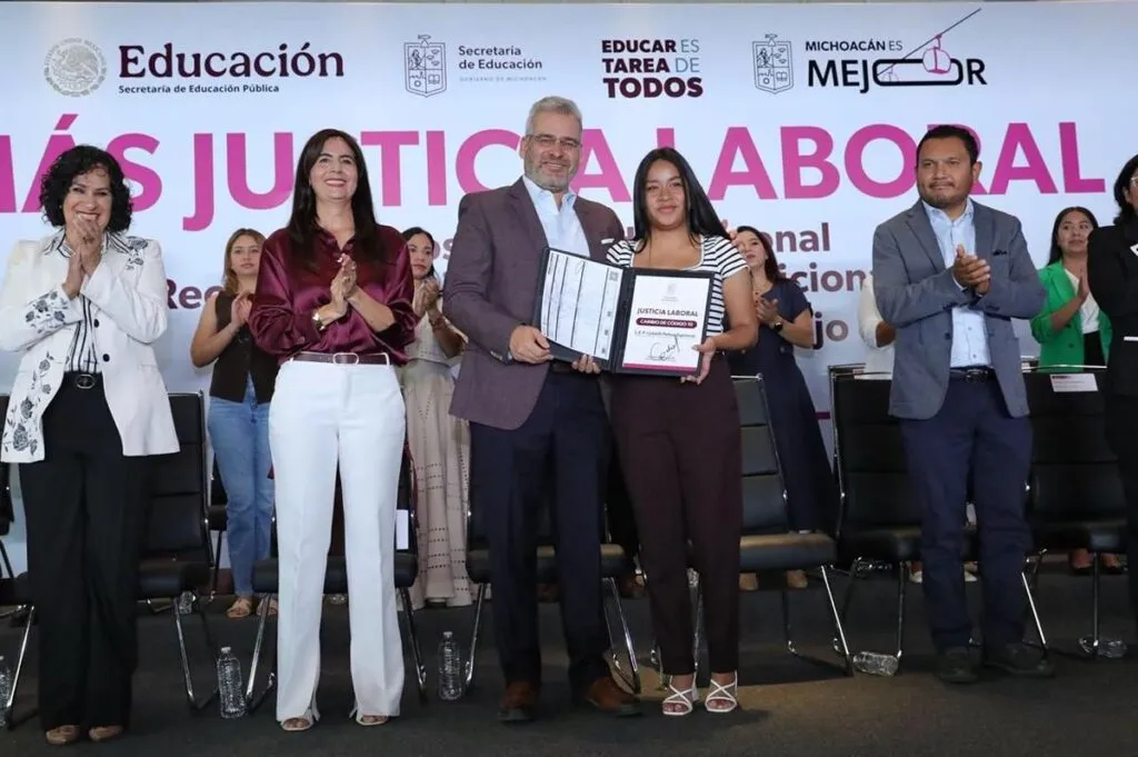 maestras y maestros en primer lugar de atención en Michoacán