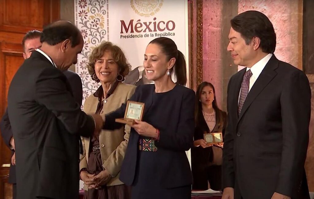 Maestro zinapecuarence es galardonado por la presidenta de México, Claudia Sheinbaum