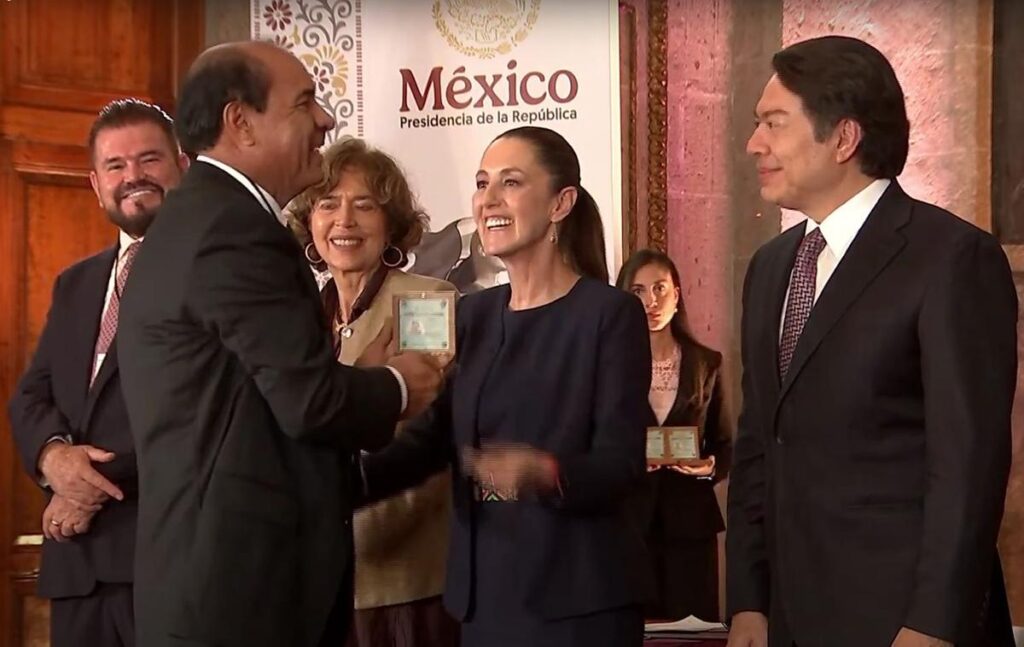 Maestro zinapecuarence es galardonado por la presidenta de México, Claudia Sheinbaum-2