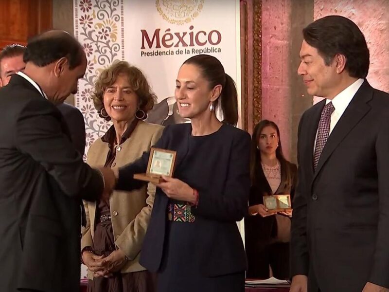 Maestro zinapecuarence es galardonado por la presidenta de México, Claudia Sheinbaum