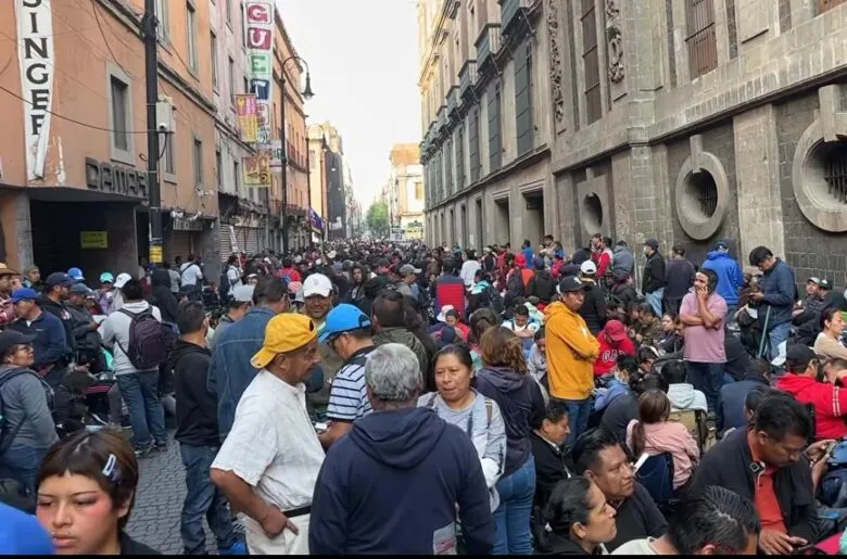 Maestros de la CNTE bloquean conferencia de Sheinbaum