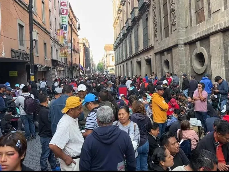 Maestros de la CNTE bloquean conferencia de Sheinbaum