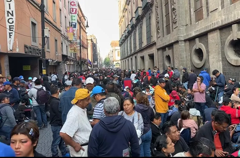 Maestros de la CNTE bloquean conferencia de Sheinbaum