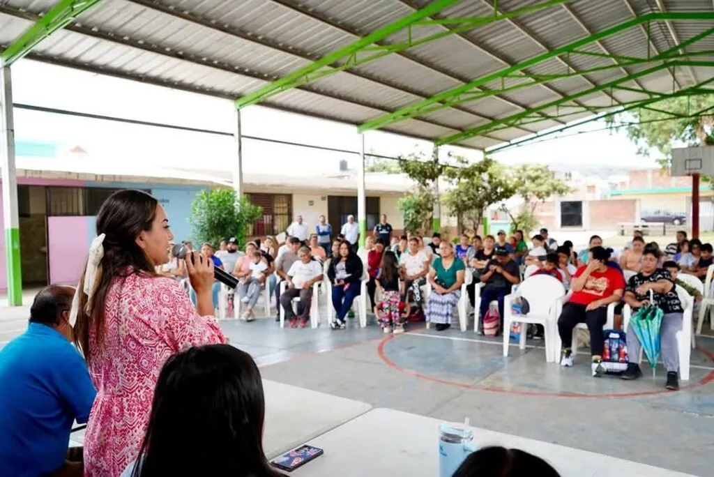 Mónica Valdez visita y apoya a primaria Wenceslao Victoria-1