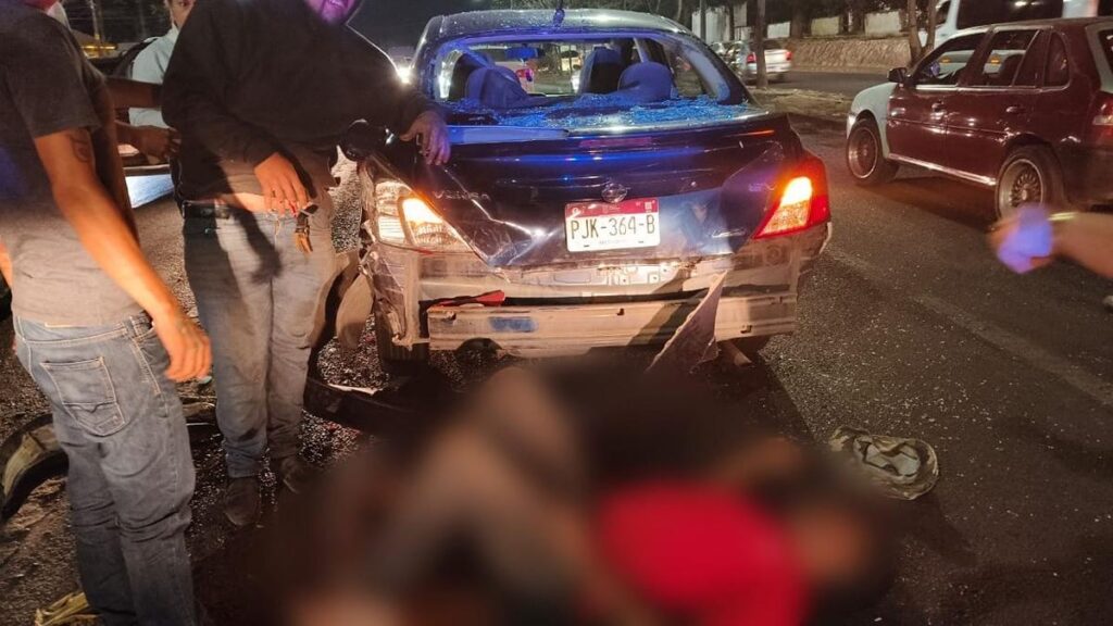 Motociclista queda herido en choque; camioneta policial está involucrada-1