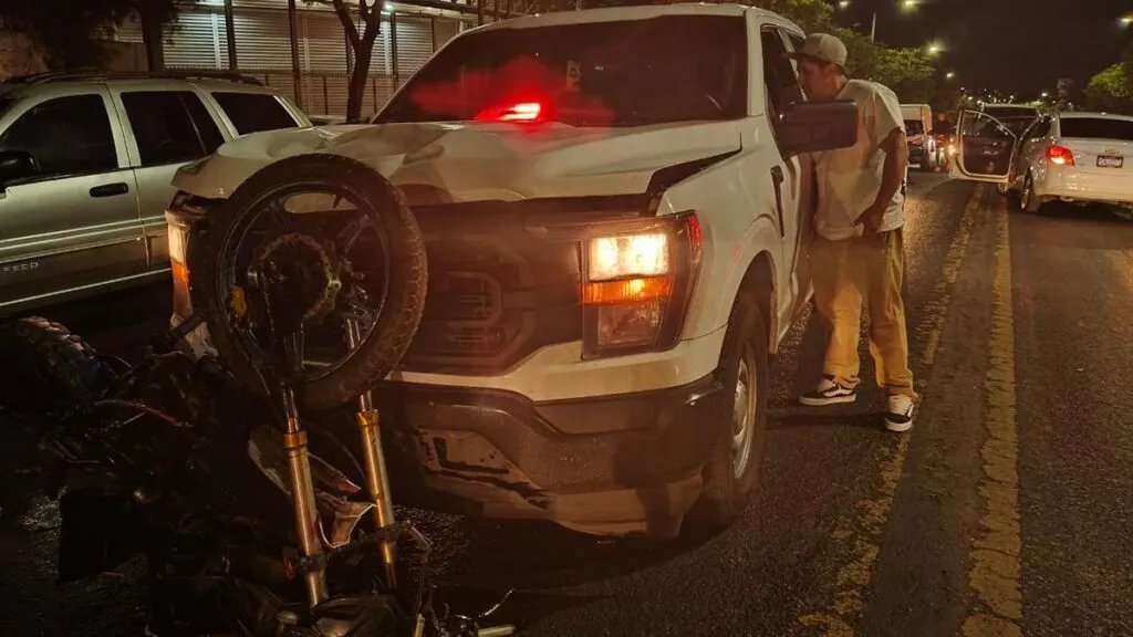 Motociclista queda herido en choque; camioneta policial está involucrada