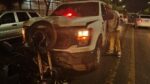 Motociclista queda herido en choque; camioneta policial está involucrada