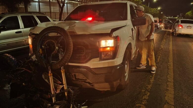 Motociclista queda herido en choque; camioneta policial está involucrada