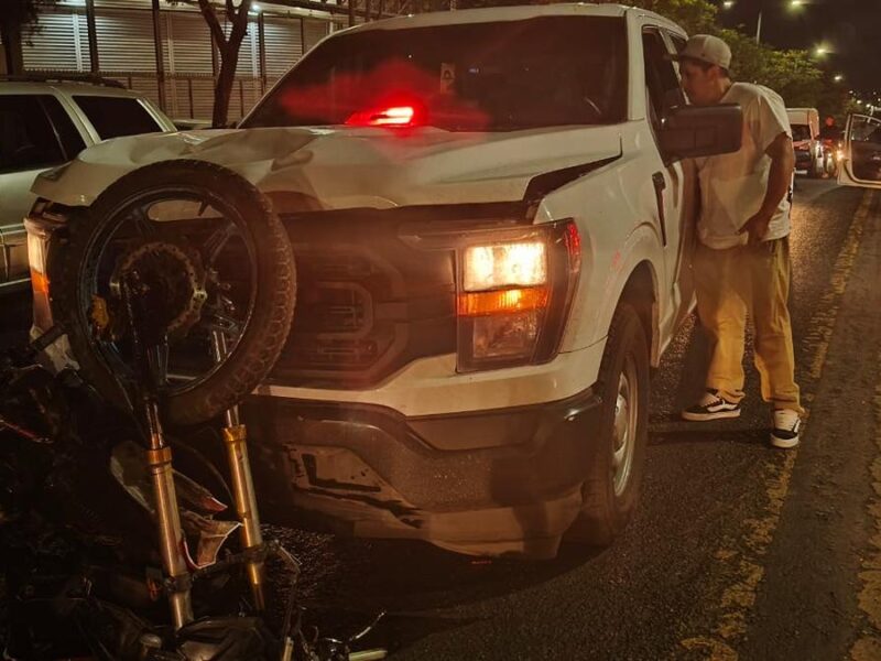 Motociclista queda herido en choque; camioneta policial está involucrada