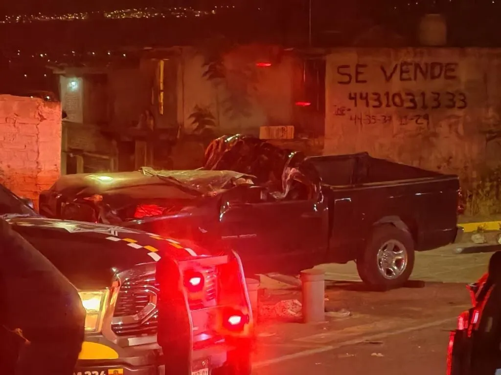 Muere hombre prensado luego de volcar su camioneta-1