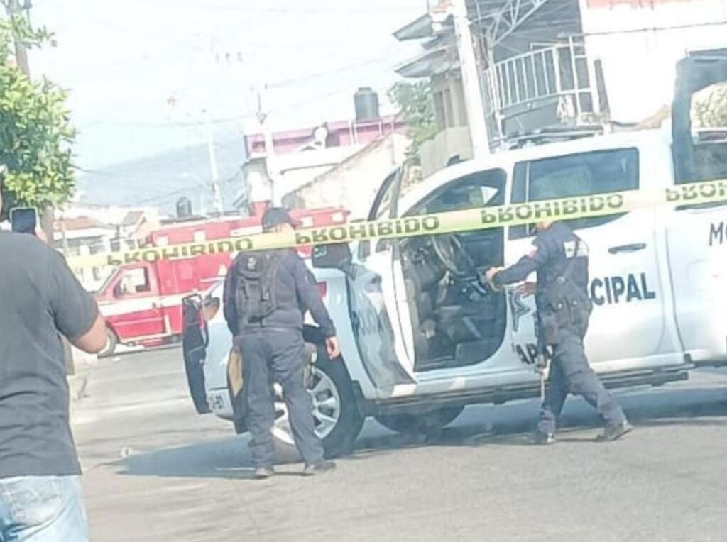 Mujer es asesinada a balazos fuera de escuela en Uruapan, ataque armado investigado
