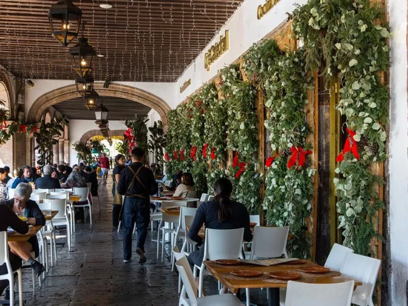 Ni propina obligatoria, ni consumo mínimo para festejar a mamá en restaurantes: Profeco