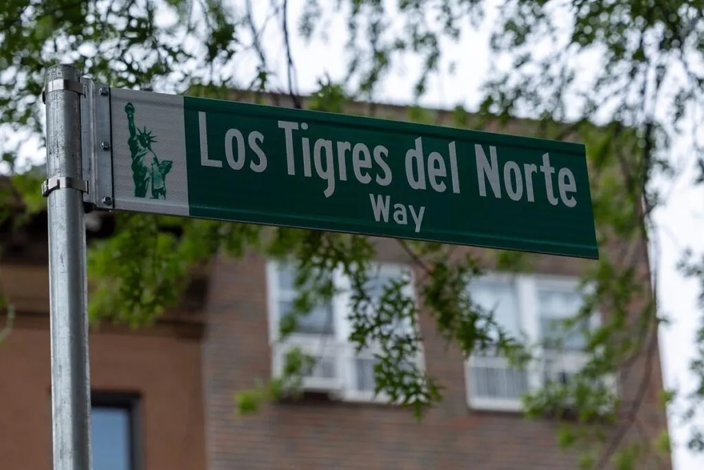 Nombran calle en Nueva York en honor a Los Tigres del Norte