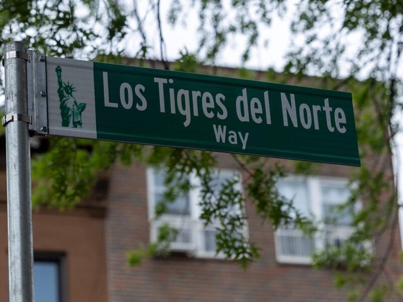 Nombran calle en Nueva York en honor a Los Tigres del Norte