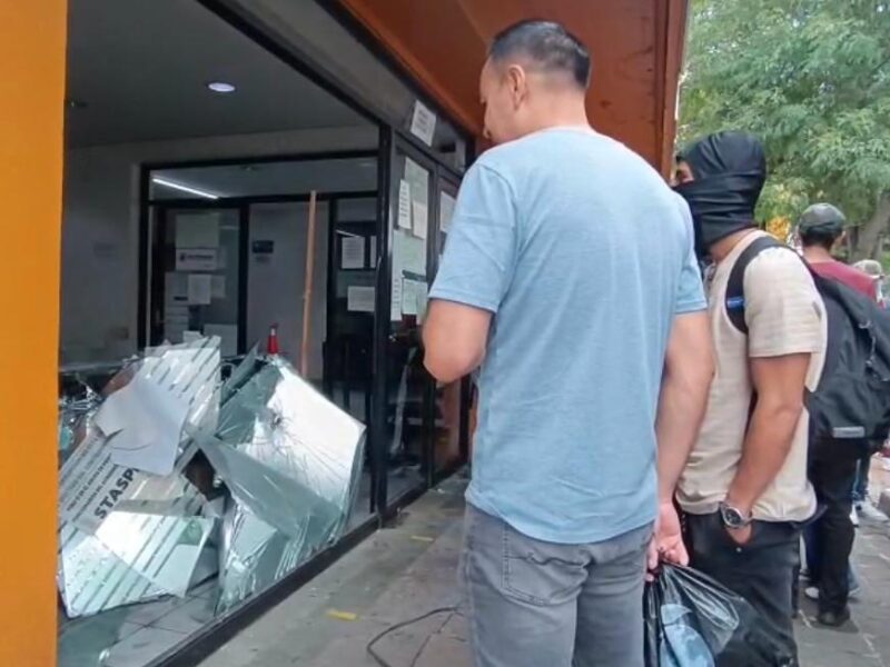 ONOEM destruyó oficinas de Finanzas para exigir asignación de maestros en Michoacán