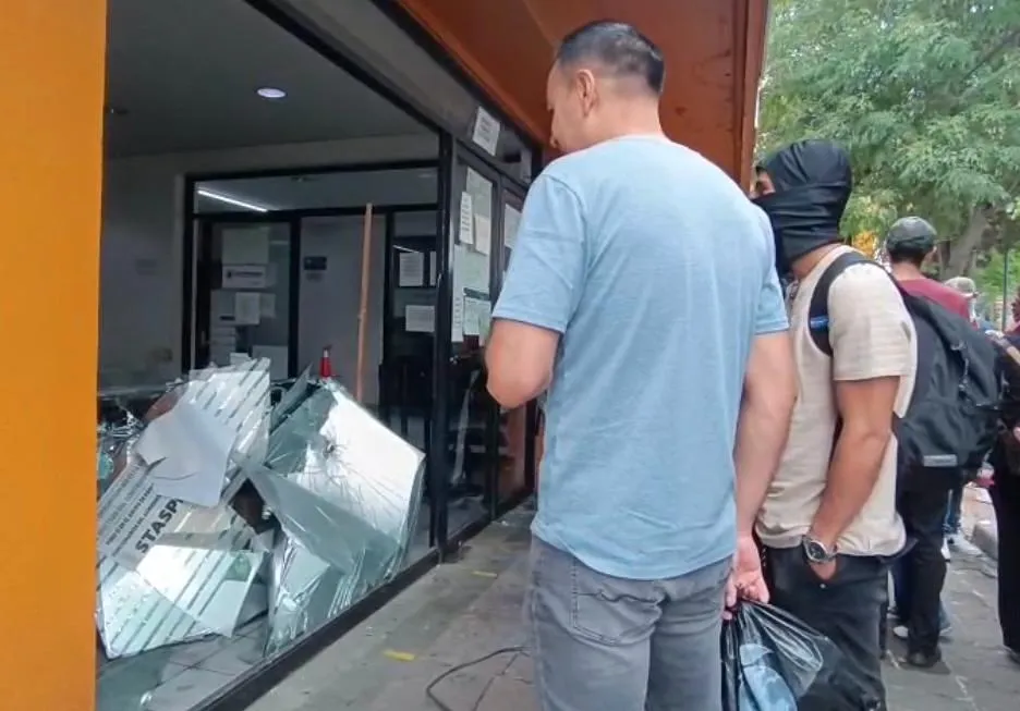 ONOEM destruyó oficinas de Finanzas para exigir asignación de maestros en Michoacán