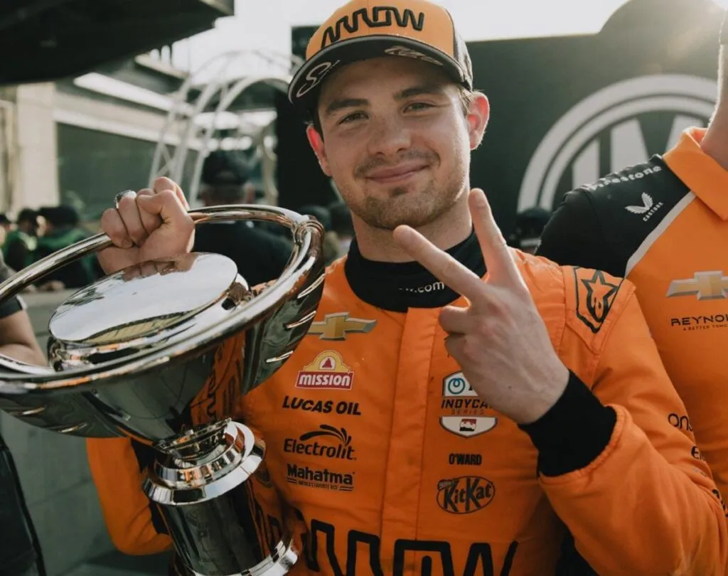 Pato O'Ward en el podio de IndyCar