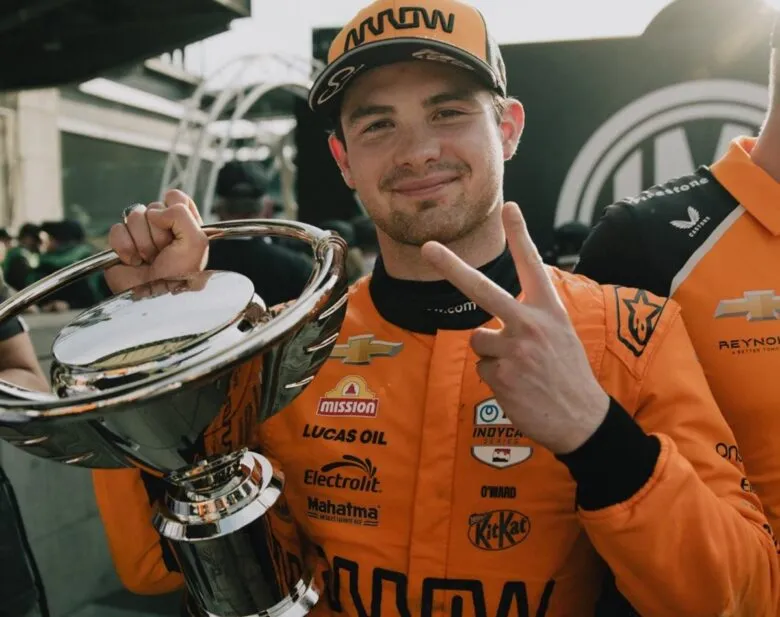 Pato O'Ward en el podio de IndyCar