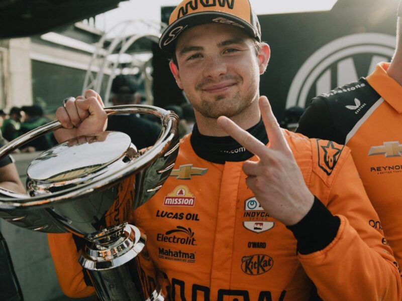 Pato O'Ward en el podio de IndyCar