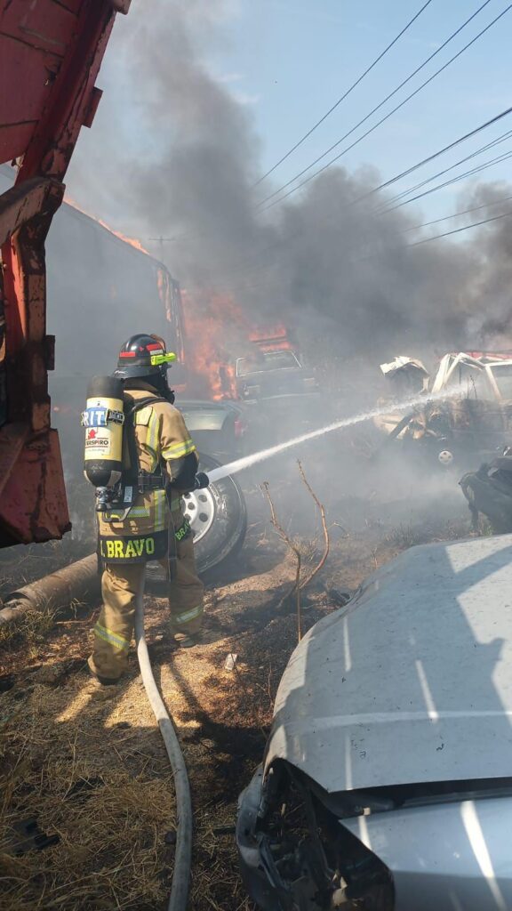 PC Estatal atiende incendio en negocio de grúas en Tarímbaro-1