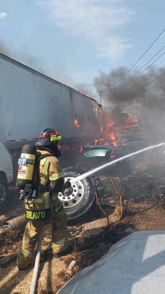 PC Estatal atiende incendio en negocio de grúas en Tarímbaro-2