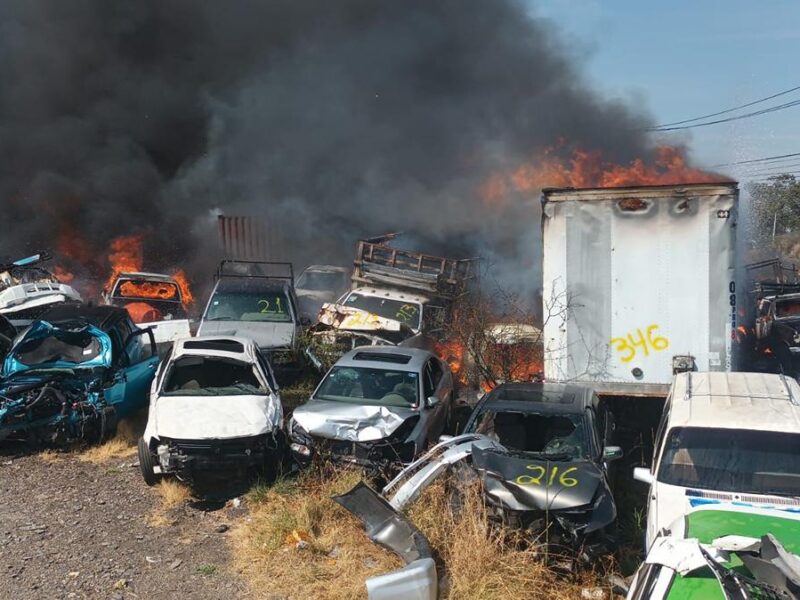 PC Estatal atiende incendio en negocio de grúas en Tarímbaro