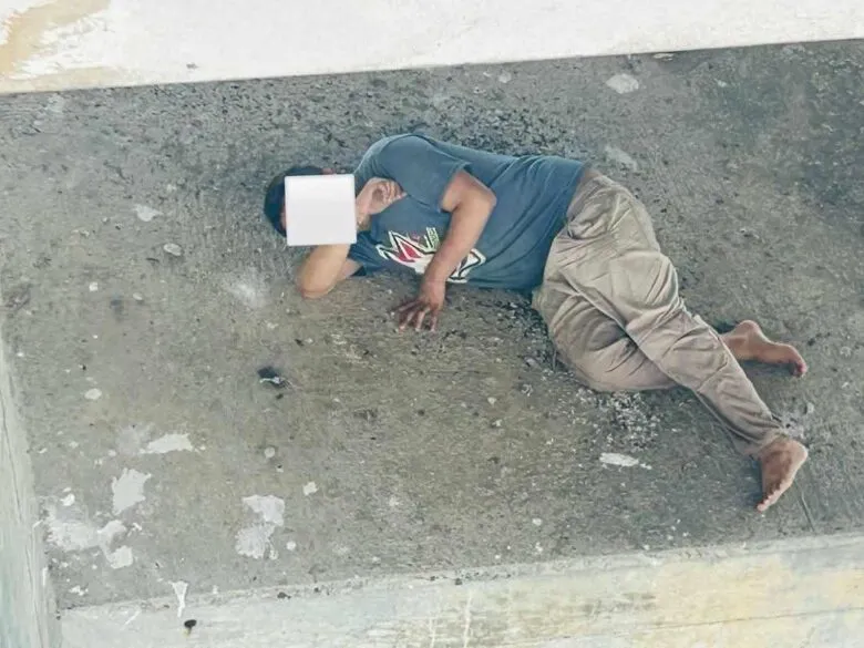 Persona caída en estero de cocodrilos