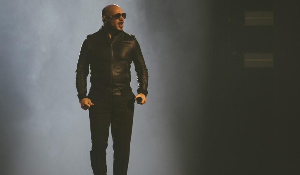 Pitbull escuela México de “Educación gratuita”