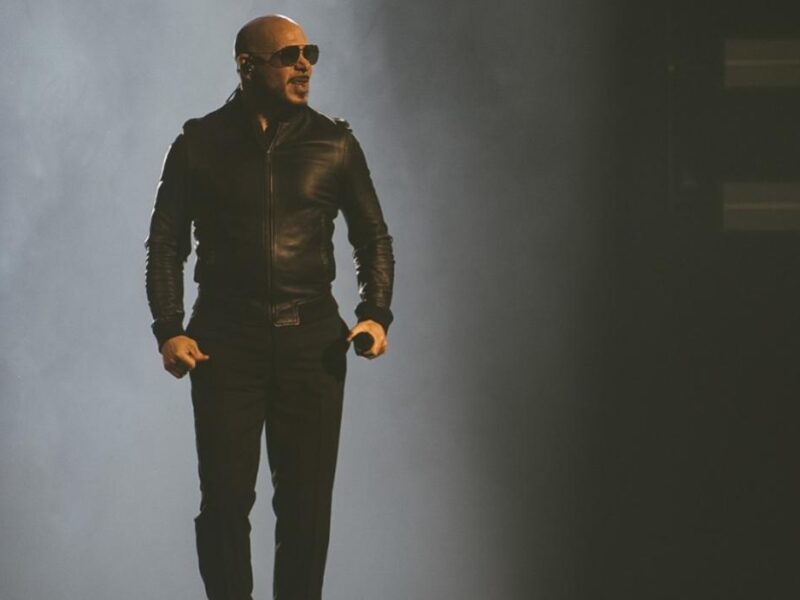 Pitbull escuela México de “Educación gratuita”