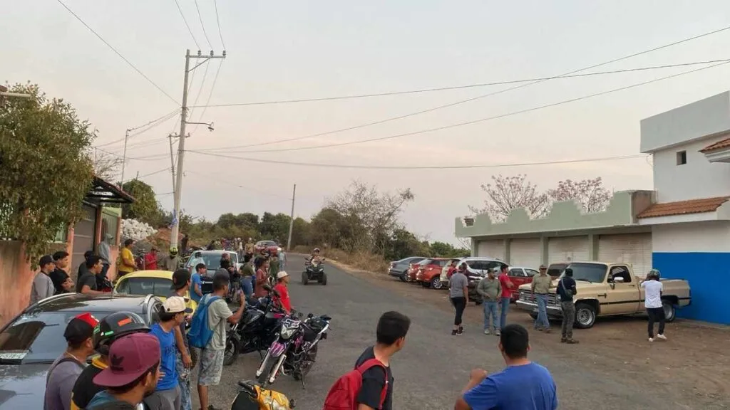 Pobladores de Taretan irrumpen en corralón y queman patrulla