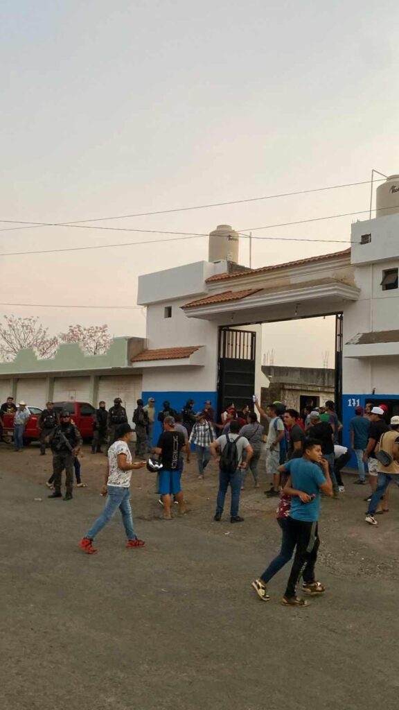 Pobladores de Taretan irrumpen en corralón y queman patrulla-4
