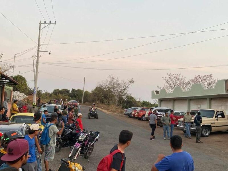 Pobladores de Taretan irrumpen en corralón y queman patrulla