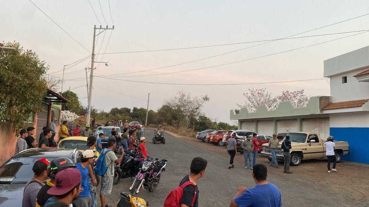 Pobladores de Taretan irrumpen en corralón y queman patrulla