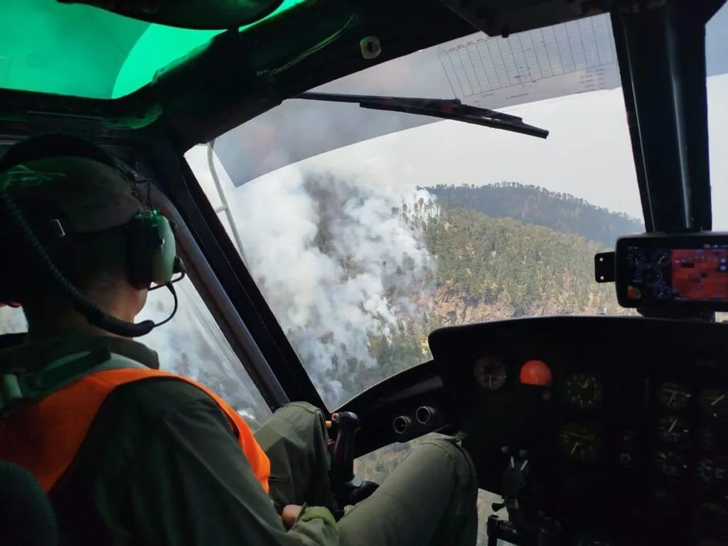 Por aire y tierra Gobierno de Michoacán combate incendio en el Pico de Tancítaro