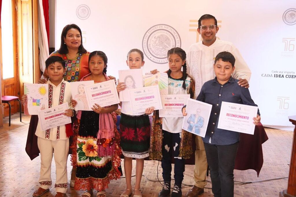 Premiación de niños en concurso de dibujo parlamentario