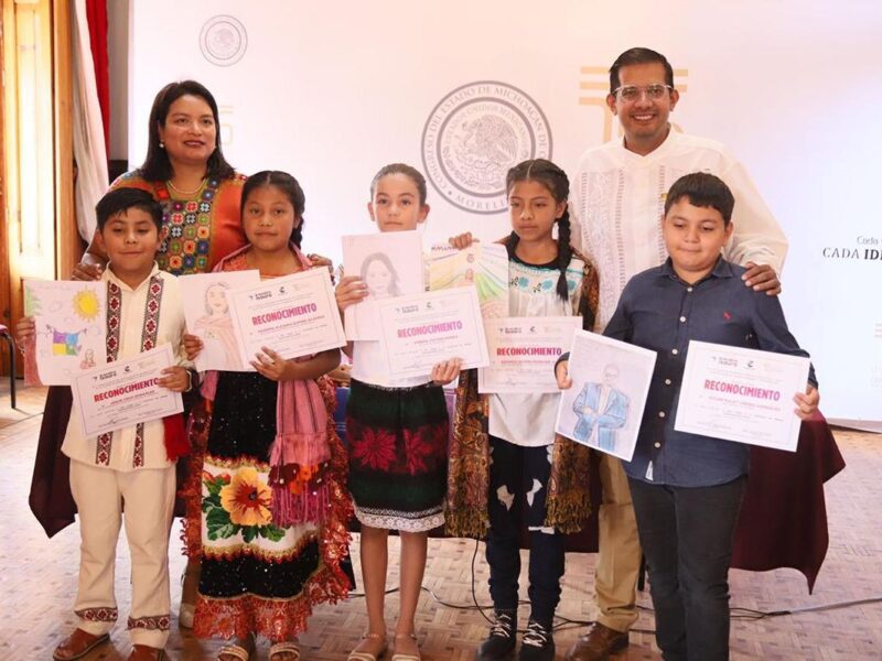 Premiación de niños en concurso de dibujo parlamentario