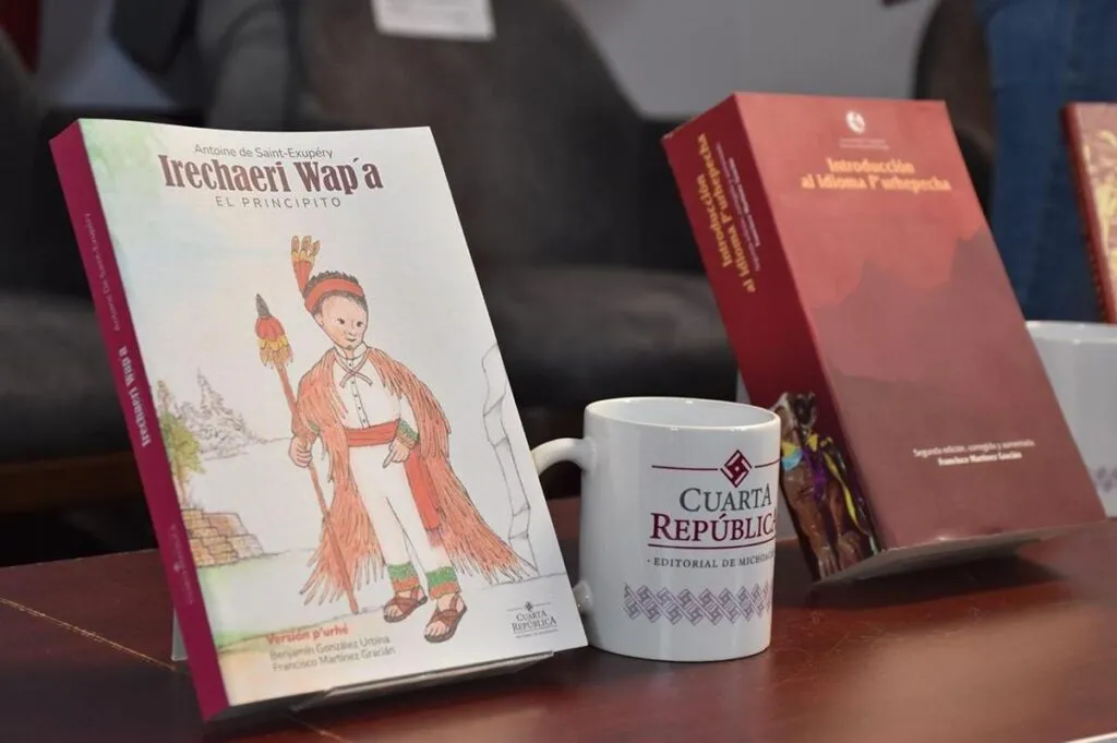 Presentan la editorial de Michoacán Cuarta República