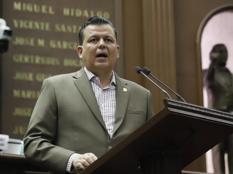 Propone Memo Valencia renovar placas cada diez años en Michoacán