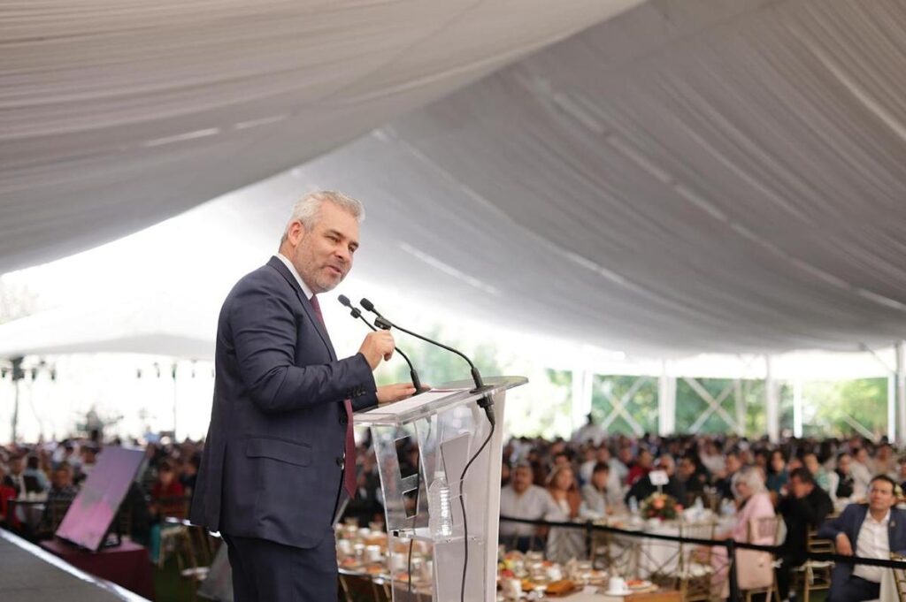 reconoce Michoacán a mil 700 docentes por décadas de servicio