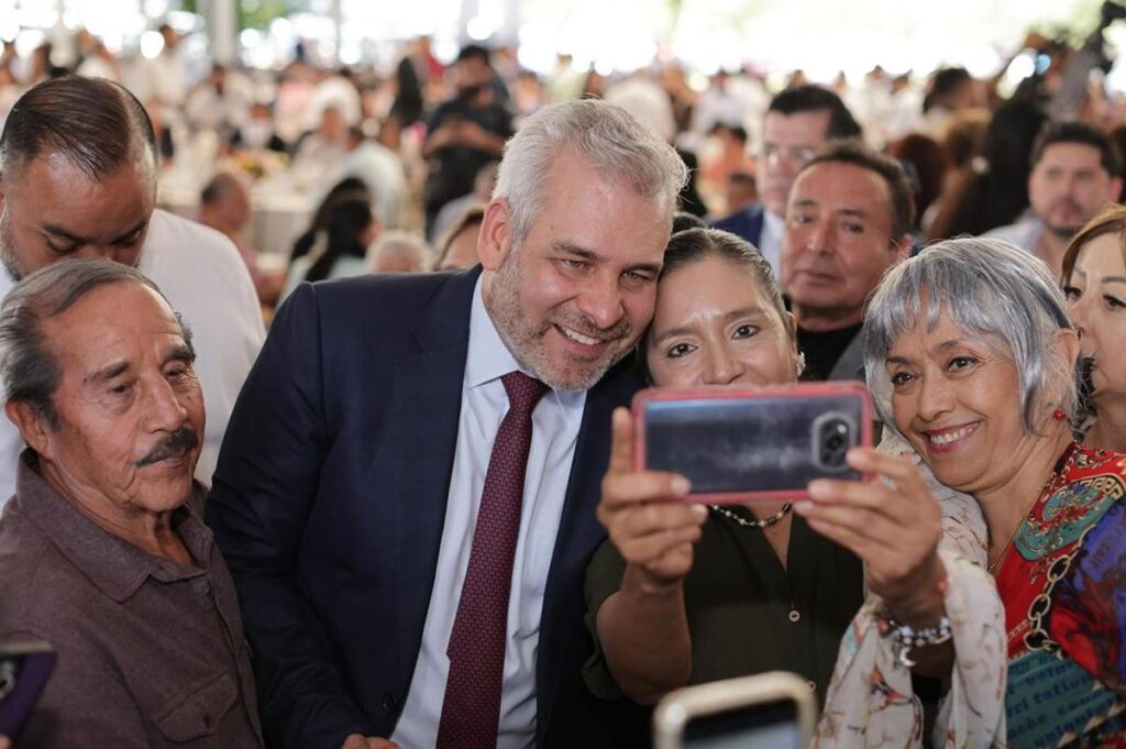 reconocen a más de mil docentes michoacanos