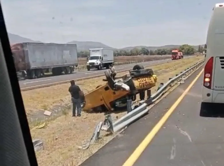 Reportan accidente de 2 vehículos en la México-Guadalajara, a la altura de Huaniqueo