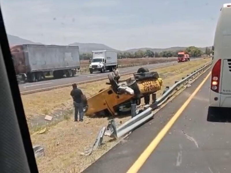 Reportan accidente de 2 vehículos en la México-Guadalajara, a la altura de Huaniqueo