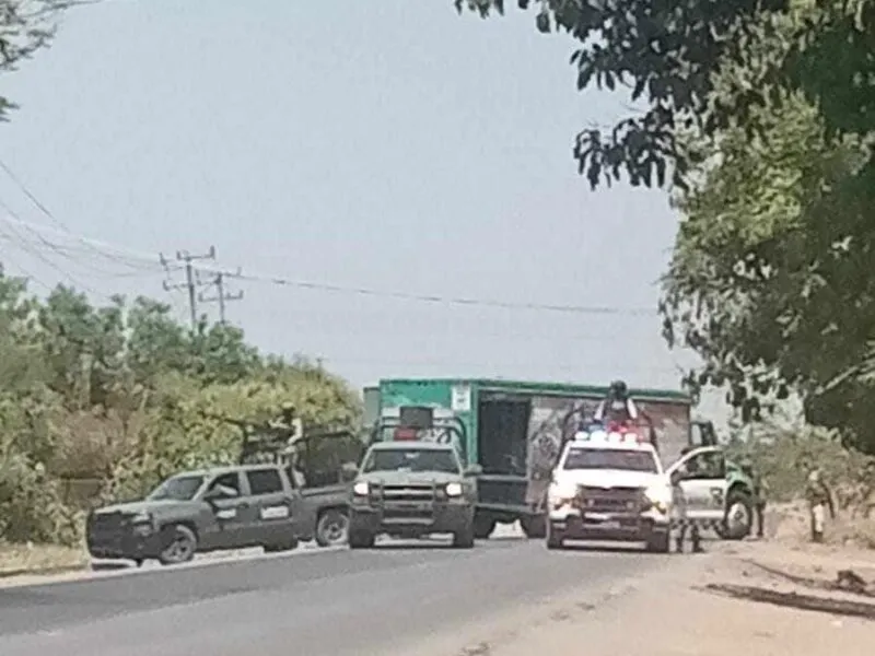 Reportan bloqueos carreteros y quema de un vehículo en Buenavista, Michoacán