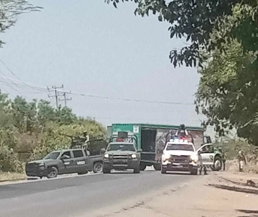 Reportan bloqueos carreteros y quema de un vehículo en Buenavista, Michoacán