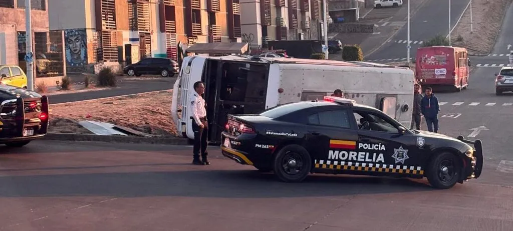 Reportan volcadura de camión en fraccionamiento Camponubes, Morelia