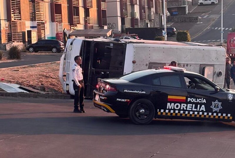 Reportan volcadura de camión en fraccionamiento Camponubes, Morelia