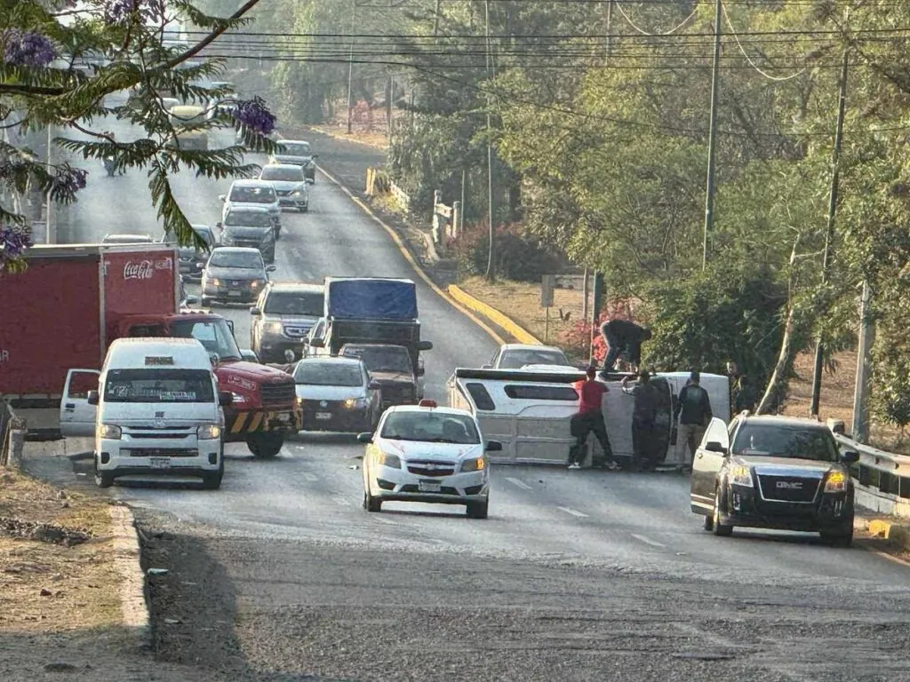 Reportan volcadura de camioneta en el periférico de Morelia