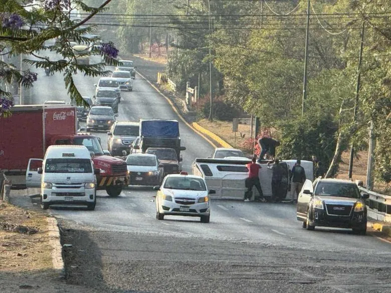 Reportan volcadura de camioneta en el periférico de Morelia