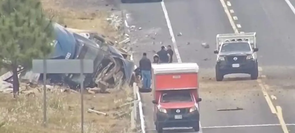 Reportan volcadura de tráiler en la autopista Pátzcuaro-Cuitzeo